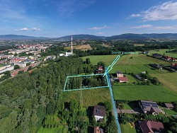 Nieruchomoci Bielsko-Biaa Urokliwa dziaka przy lesie, czciowo obsadzona wierkami z maym domkiem