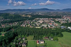 Nieruchomoci Bielsko-Biaa Urokliwa dziaka przy lesie, czciowo obsadzona wierkami z maym domkiem