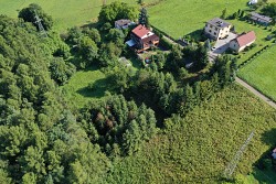 Nieruchomoci Bielsko-Biaa Urokliwa dziaka przy lesie, czciowo obsadzona wierkami z maym domkiem