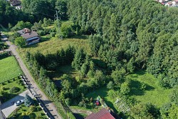 Nieruchomoci Bielsko-Biaa Urokliwa dziaka przy lesie, czciowo obsadzona wierkami z maym domkiem