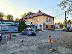 Nieruchomoci Bielsko-Biaa Lokal na parterze z parkingiem - moliwa adaptacja pod potrzeby Najemcy. Budynek bdzie remontowany.