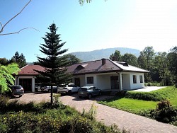 Nieruchomości Bielsko-Biała Parterowy dom z ogrodem zimowym, stawem, z duża zagospodarowaną działką, widoki na góry