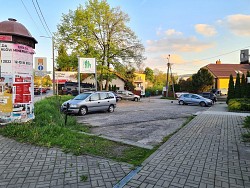 Nieruchomości Bielsko-Biała Lokal na parterze z parkingiem - możliwa adaptacja pod potrzeby Najemcy. Budynek będzie remontowany.