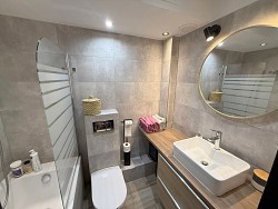 Nieruchomo�ci Bielsko-Bia�a Przestronne mieszkanie z balkonem. Bardzo dobra lokalizacja.