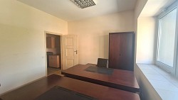 Nieruchomo�ci Bielsko-Bia�a Lokal na parterze idealny pod dzia�no�� biurow�, us�ugow�. 